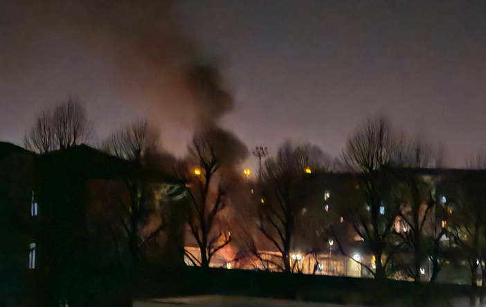 fuoco e fiamme in mezzo alle case