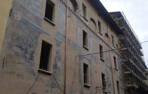 Saluzzo, la facciata con la storia di Maguellone in via Maghelona Saluzzo, la facciata con la storia di Maguellone in via Maghelona