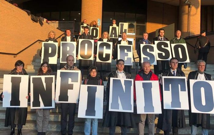 Flash mob degli avvocati torinesi contro la riforma della prescrizione