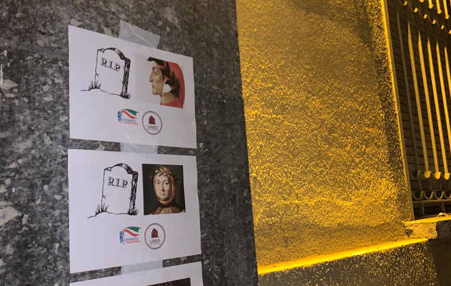 Manifesti affissi davanti al Cavour
