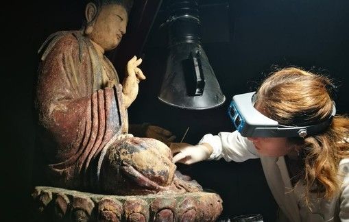 restauro di una statua