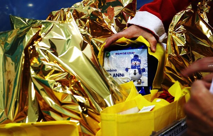 Pam si veste di rosso per regalare un sorriso ai bambini del Regina Margherita