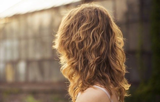Capelli crespi: come rigenerarli dopo l’estate e renderli perfetti per l’autunno