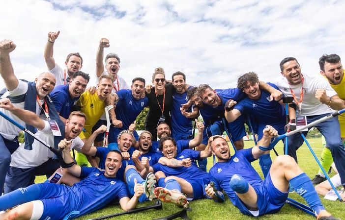 Maurizio Allasia, il primo in basso a sinistra, con la maglia bianca, festeggia il quinto posto con squadra e staff Maurizio Allasia, il primo in basso a sinistra, con la maglia bianca, festeggia il quinto posto con squadra e staff