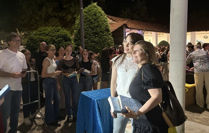 Bagno di folla per Felicia Kingsley a Carmagnola: la scrittrice romance hiude la rassegna Letti di Notte Bagno di folla per Felicia Kingsley a Carmagnola: la scrittrice romance hiude la rassegna Letti di Notte