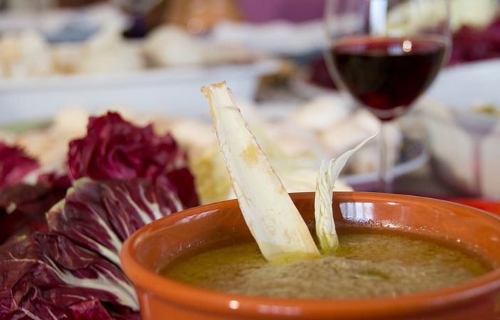Ad Andezeno la sagra della bagna caoda, del cardo dritto e della cipolla piattellina Ad Andezeno la sagra della bagna caoda, del cardo dritto e della cipolla piattellina
