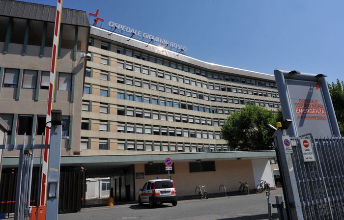 Auto impazzita urta una serie di veicoli in sosta in via Cherubini: l'uomo alla guida era ubriaco e sotto l'effetto di droga