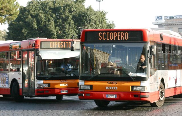bus con la scritta sciopero