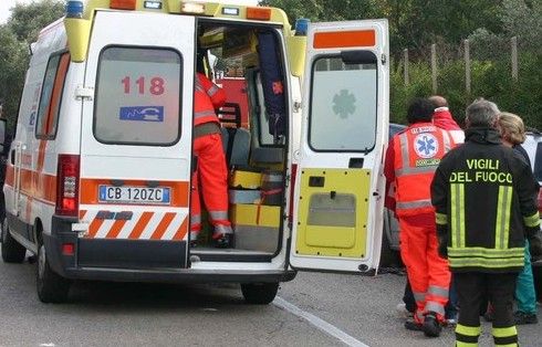 Incidente stradale: si ribalta con l'automobile, muore 19enne