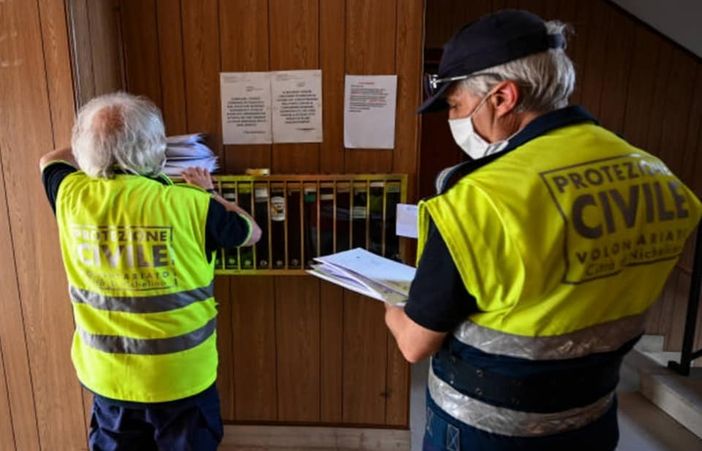 Coronavirus, distribuite a Nichelino le prime 9500 mascherine della Regione. Segnalati casi di furti nelle buche