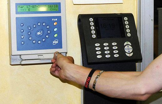 Timbrava e andava a far colazione o altre commissioni con l'auto di servizio: nei guai un "furbetto del cartellino" Timbrava e andava a far colazione o altre commissioni con l'auto di servizio: nei guai un "furbetto del cartellino"