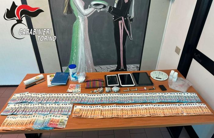 Un supermarket della droga in casa a Cascinette d'Ivrea: arrestata una coppia Un supermarket della droga in casa a Cascinette d'Ivrea: arrestata una coppia