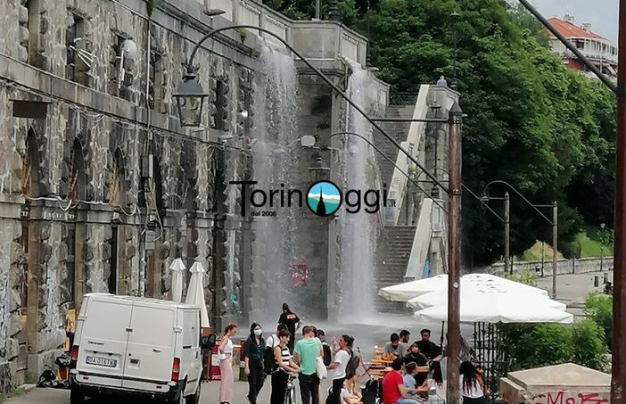 Un fiume d'acqua a pochi passi dal Po: una tubazione manda in tilt il traffico in via Bava [FOTO e VIDEO]