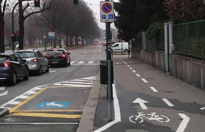 Corso Lecce, la pista ciclabile “sale” sul marciapiede per il parcheggio disabili Corso Lecce, la pista ciclabile “sale” sul marciapiede per il parcheggio disabili