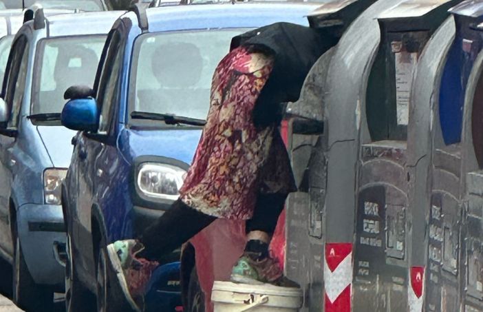 Sporcizia e degrado in Barriera di Milano: &quot;Anche i bimbi rovistano nei rifiuti&quot;