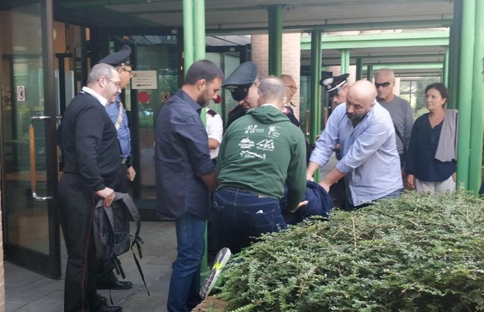 Paura in tribunale a Torino: ragazzo di origine africana forza i controlli e viene ammanettato