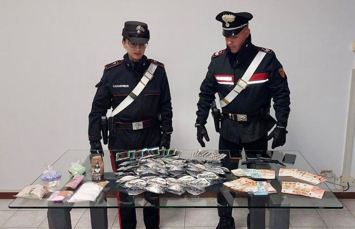 Carabinieri con droga e denaro sequestrato su un tavolo Carabinieri con droga e denaro sequestrato su un tavolo