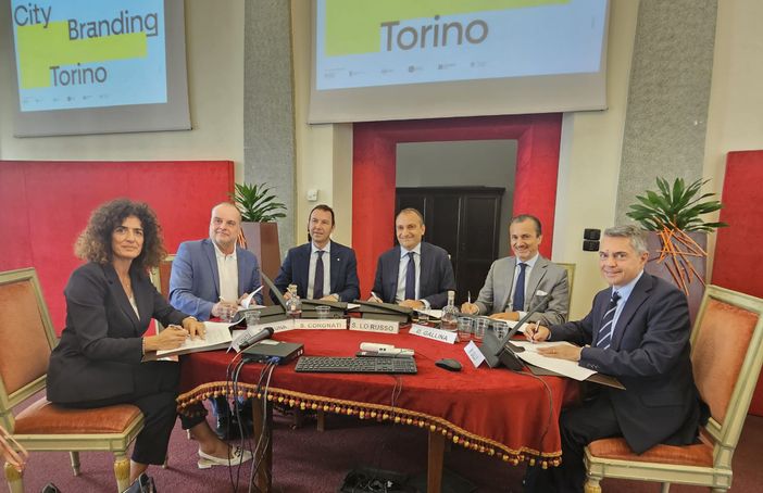 tavola con relatori in sala Colonne tavola con relatori in sala Colonne