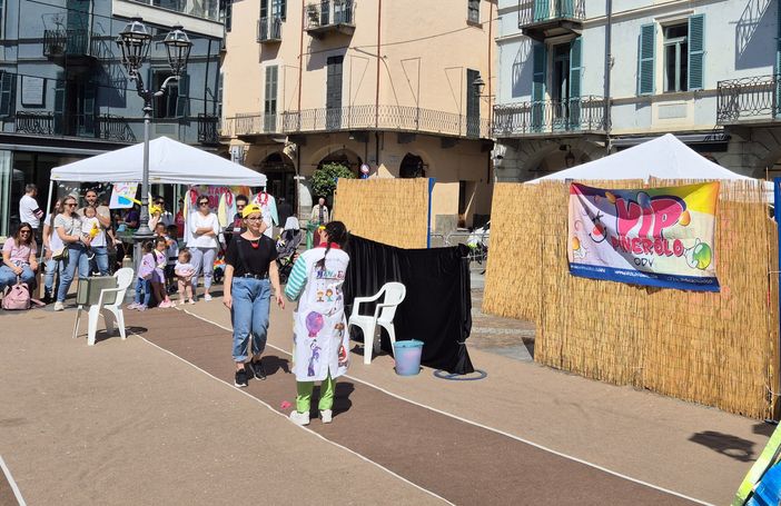 Una gag della giornata del naso rosso di maggio