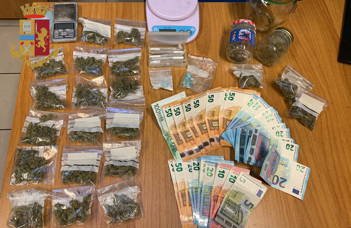 La droga e i soldi sequestrati