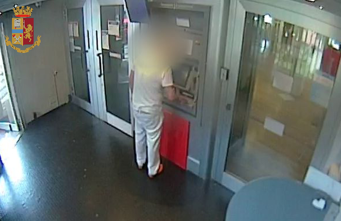 Il momento del prelievo dell'operatore sanitario allo sportello bancomat Il momento del prelievo dell'operatore sanitario allo sportello bancomat
