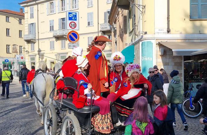 Gianduja e le sue Giacomette sul calesse per la consegna delle chiavi della città Gianduja e le sue Giacomette sul calesse per la consegna delle chiavi della città
