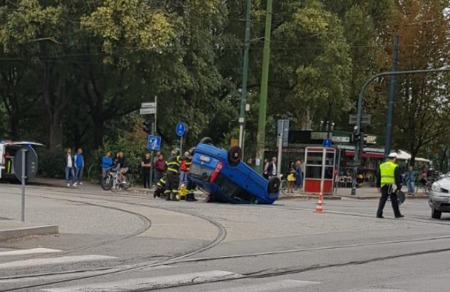 Incidente in corso Vittorio Emanuele: si ribalta una vettura in mezzo all'incrocio
