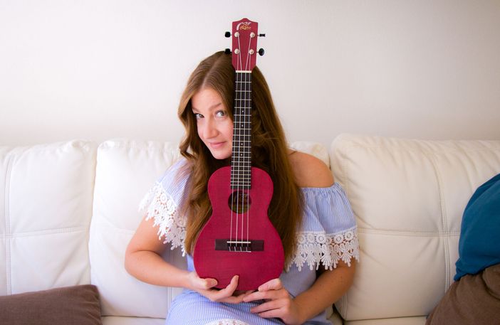 L'idolo del web Chiara Raggi si esibisce dal vivo a Torino