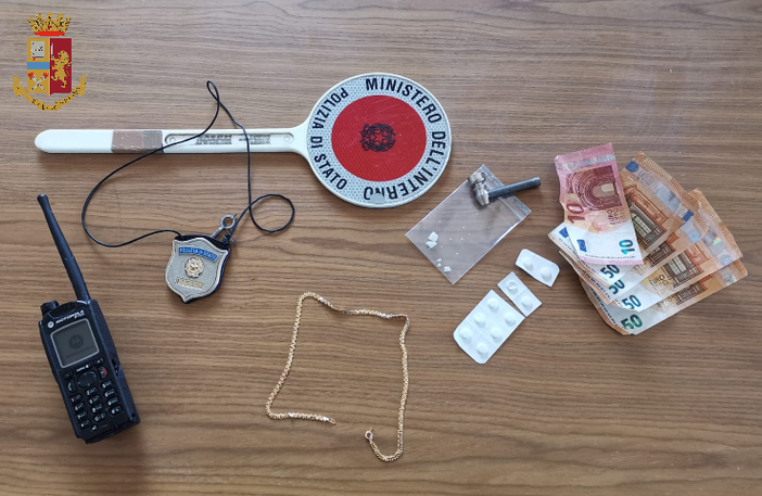 Scippa una donna che era seduta nella sua auto in sosta: i poliziotti lo vedono e lo arrestano