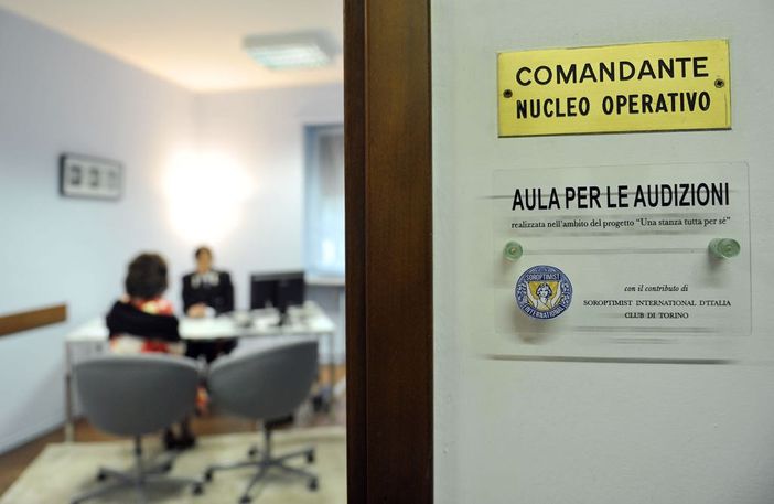 Aggredisce la moglie davanti alla caserma dei carabinieri, arrestato a Leinì