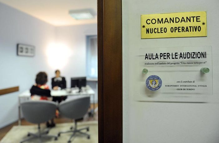 Giornata contro la violenza sulle donne, le caserme dei carabinieri illuminano la &quot;Stanza tutta per sé&quot;