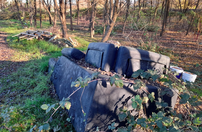 Rifiuti abbandonati a Brandizzo