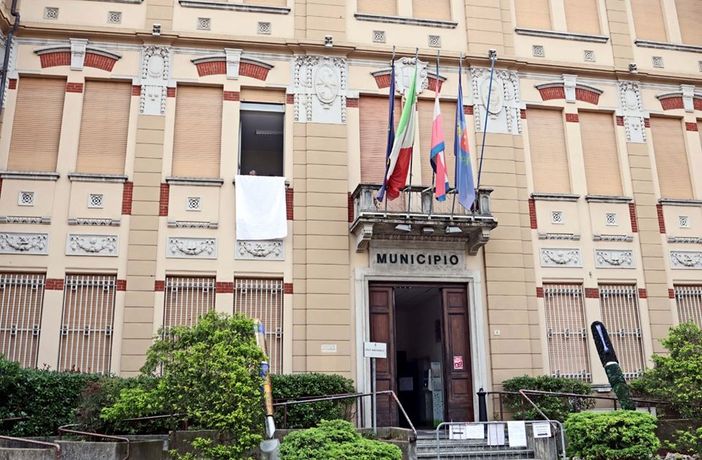 Il lenzuolo della Legalità su una finestra del Municipio di Settimo Torinese