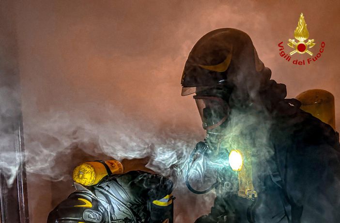 L'intervento dei vigili del fuoco reso difficile dalla recente alluvione