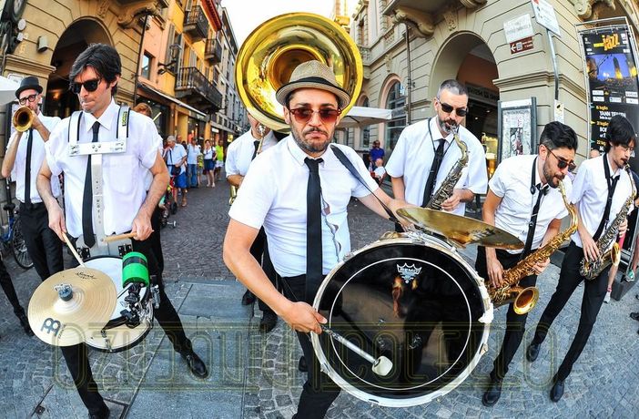 Musica "di strada" a Bardonecchia per festeggiare Ferragosto, prima delle fontane danzanti Musica "di strada" a Bardonecchia per festeggiare Ferragosto, prima delle fontane danzanti