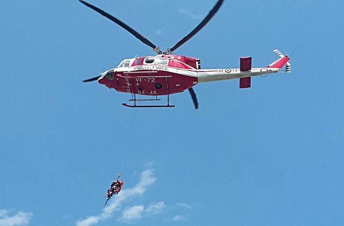 Anziano si lancia nel fiume Dora, salvato dai pompieri