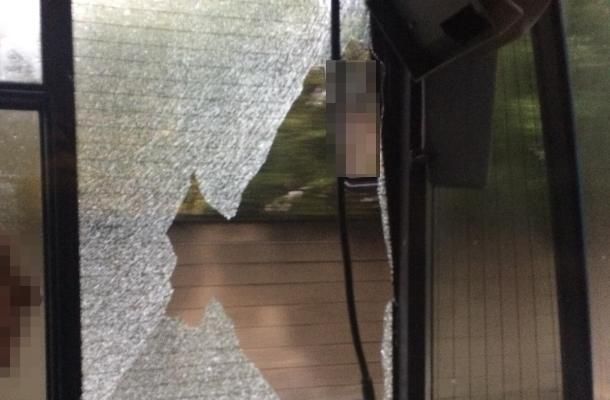 Nichelino, devastano e rompono i vetri del bus: caccia a una baby gang