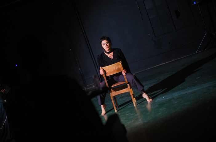 Novembre in Sala Scicluna, tra performance create sul momento e manifesti storici sui diritti delle donne