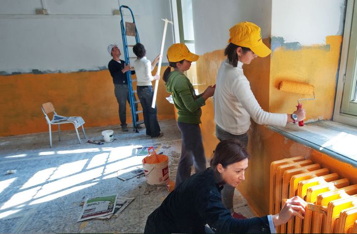La scuola Manzoni si fa bella: a rimboccarsi le maniche saranno i genitori degli studenti La scuola Manzoni si fa bella: a rimboccarsi le maniche saranno i genitori degli studenti
