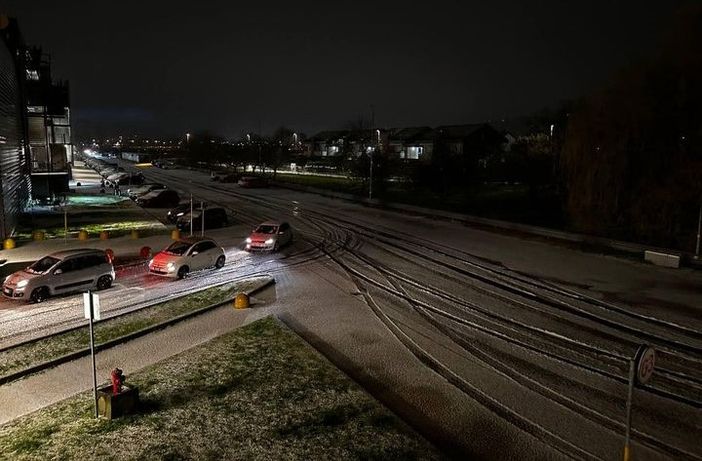 Dopo la pioggia ecco la grandine: strade imbiancate tra Moncalieri e Trofarello Dopo la pioggia ecco la grandine: strade imbiancate tra Moncalieri e Trofarello