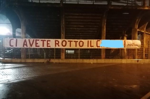 Striscione di contestazione dei tifosi del Toro: &quot;Avete rotto&quot;