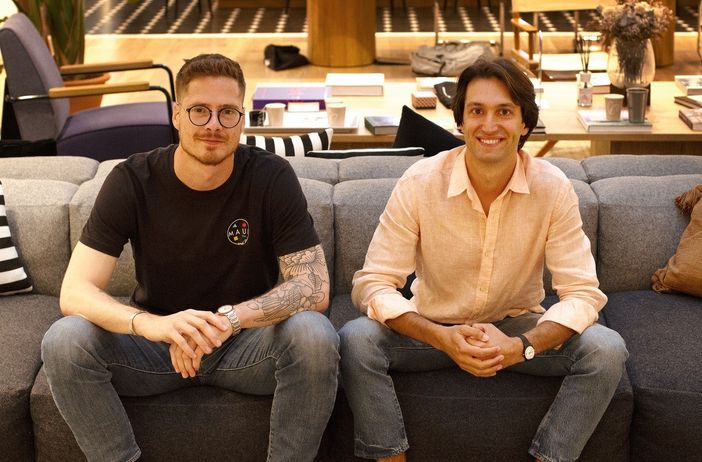 due persone sedute su un divano