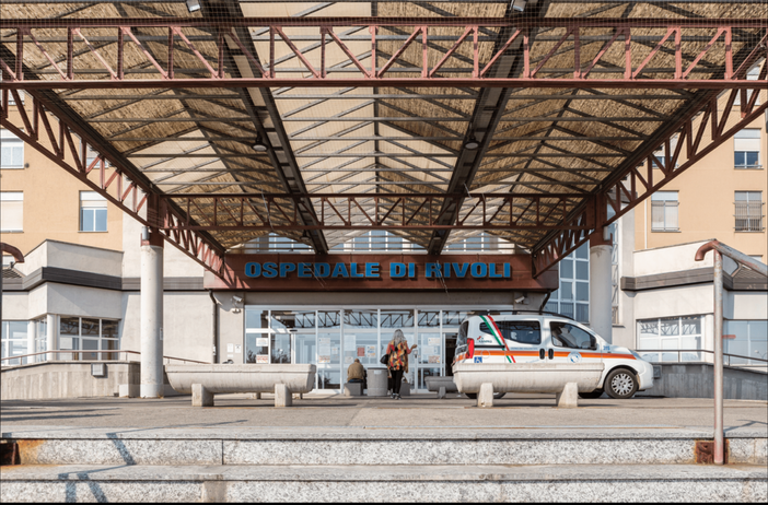 ingresso dell'ospedale con ambulanza e utenti ingresso dell'ospedale con ambulanza e utenti