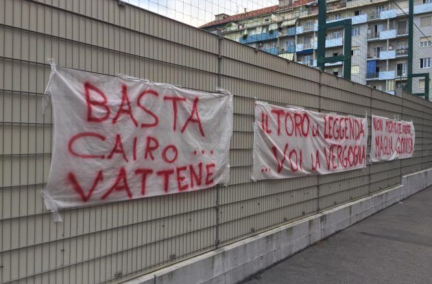 I tifosi contestano il Toro, striscioni al Filadelfia durante l'allenamento della squadra I tifosi contestano il Toro, striscioni al Filadelfia durante l'allenamento della squadra
