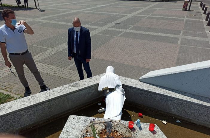 Collegno, danneggiata la statua della Madonna dei Poveri