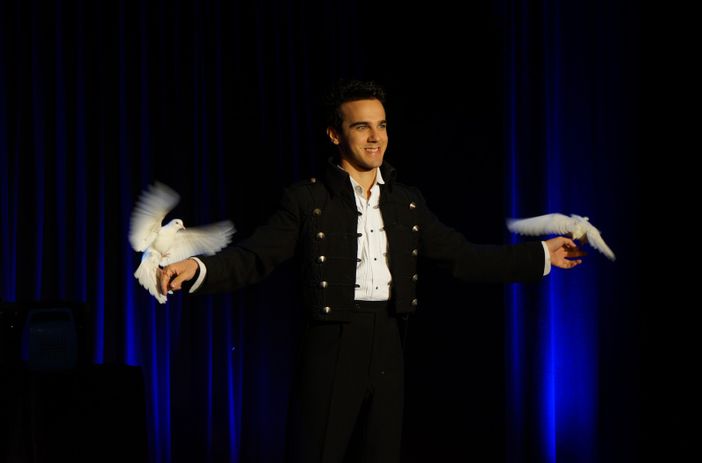 Il Circolo della Magia prende casa ad Aurora. Il presidente: “Ponte tra passato e futuro” (FOTO e VIDEO) Il Circolo della Magia prende casa ad Aurora. Il presidente: “Ponte tra passato e futuro” (FOTO e VIDEO)