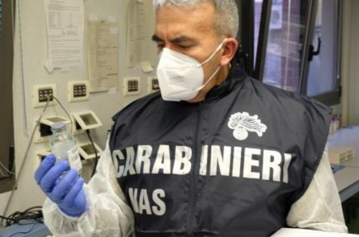 Carabiniere dei Nas con un flacone di gel igienizzante