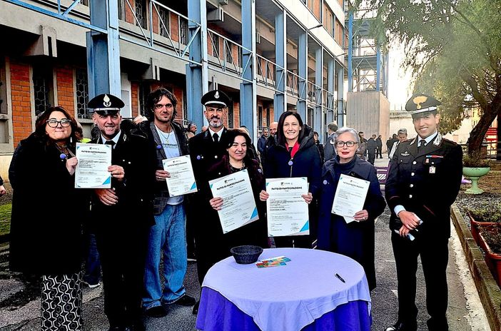 persone che inaugurano una panchina persone che inaugurano una panchina