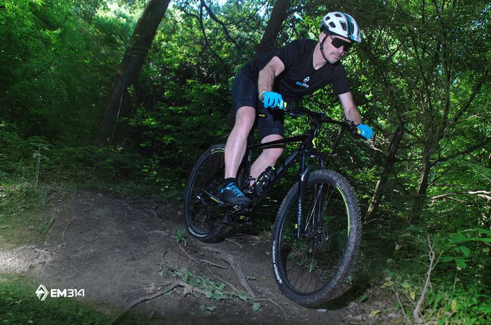 atleta in mountain bike