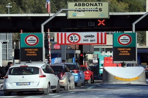 Il tunnel del Frejus si "stringe" per i mezzi pesanti Euro4: la Regione chiede ai francesi un tavolo tecnico Il tunnel del Frejus si "stringe" per i mezzi pesanti Euro4: la Regione chiede ai francesi un tavolo tecnico